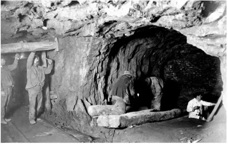 Entibacion de la mina de Almaden hacia1900 (Arch. ETSIM, Madrid)