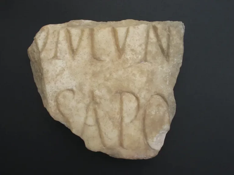 Fragmento de epígrafe con mención al municipium sisaponense (Equipo Sisapo)