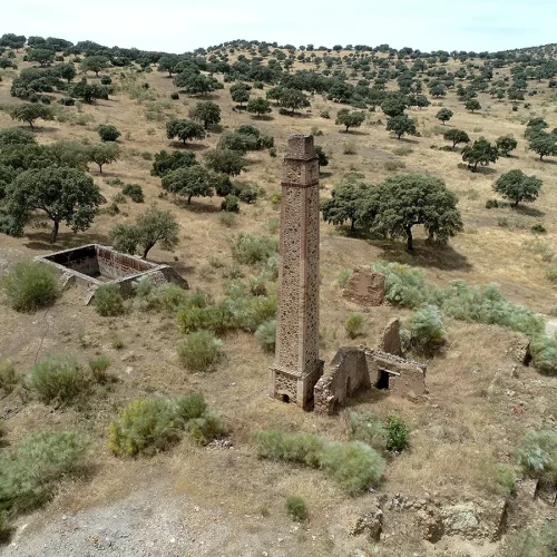 El Burcio. Chimenea y depósito del agua de bombeo (M. González Nieto)
