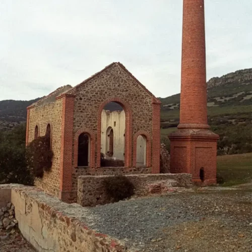 El Encinarejo. Casa de máquinas y chimenea Pozo Aldama (J.M. Sanchís)