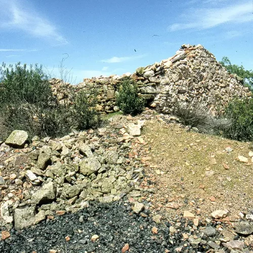 El Robledo. Escorias y construcción (A. Manzanares y P. Hevia)