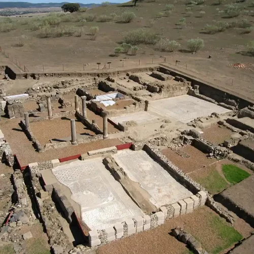 La Bienvenida. Domus de las columnas rojas (Equipo Sisapo)