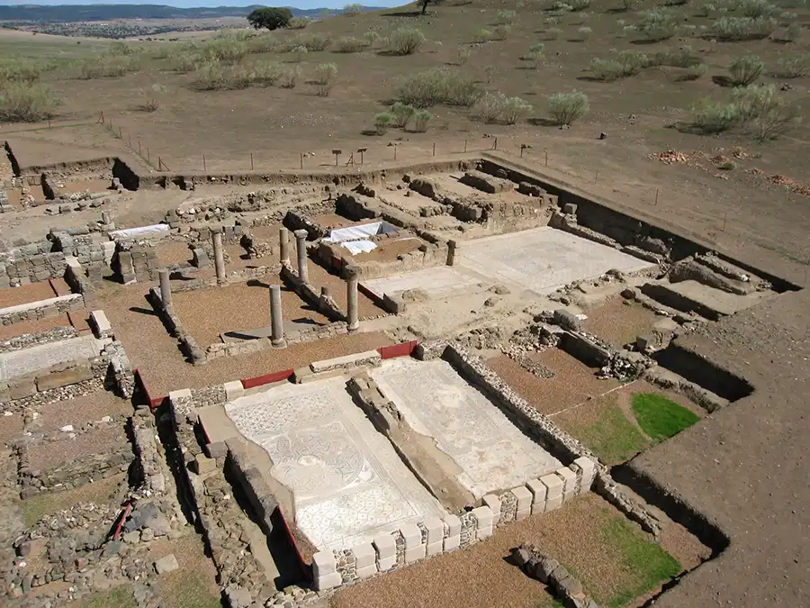 La Bienvenida. Domus de las columnas rojas (Equipo Sisapo)
