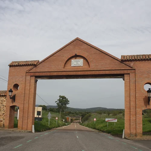 Puerta de La Mancha (Almadenejos) (M. Glez. Nieto)